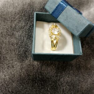 Pierścionek z trzema cyrkoniami